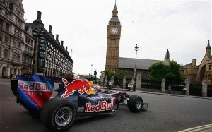 Britský premiér Cameron chce do ulic vrátit automobilové závody. Jeho návrh nové legislativy se ale setkal s chladnou a posměšnou odezvou. Foto: Wikipedia