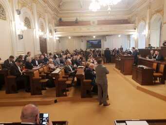Poslanci jednají v poslanecké sněmovně.