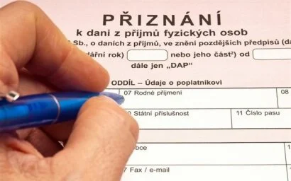 daňové přiznání a ruka