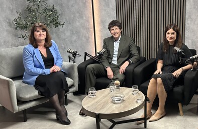 Dana Roučková (vlevo), Jakub Málek a Anna Polášková v podcastu Perspektivy Česka. Zdroj: Alžběta Vejvodová