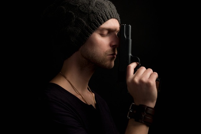 muž s pistolí