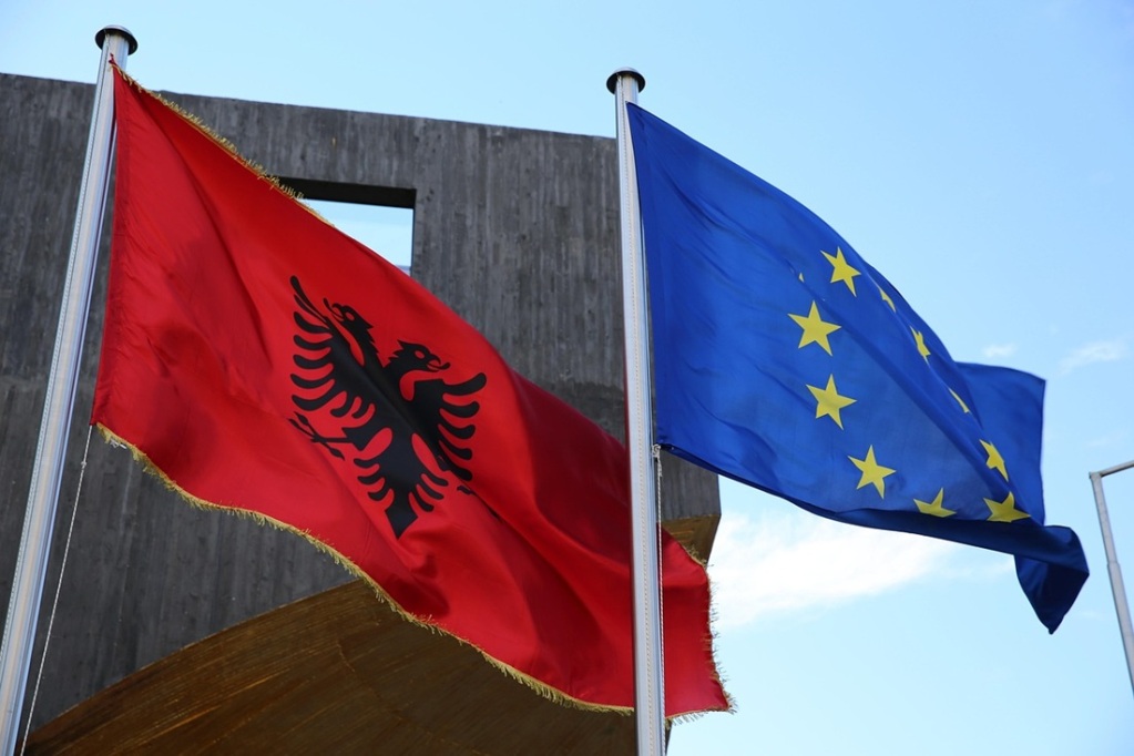 vlajky Albánie a EU