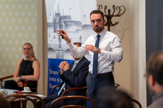 Náměstek ministra průmyslu a obchodu Jan Kavalírek na workshopu Advokátní asociace pro AI. Foto: Advokátní asociace pro AI