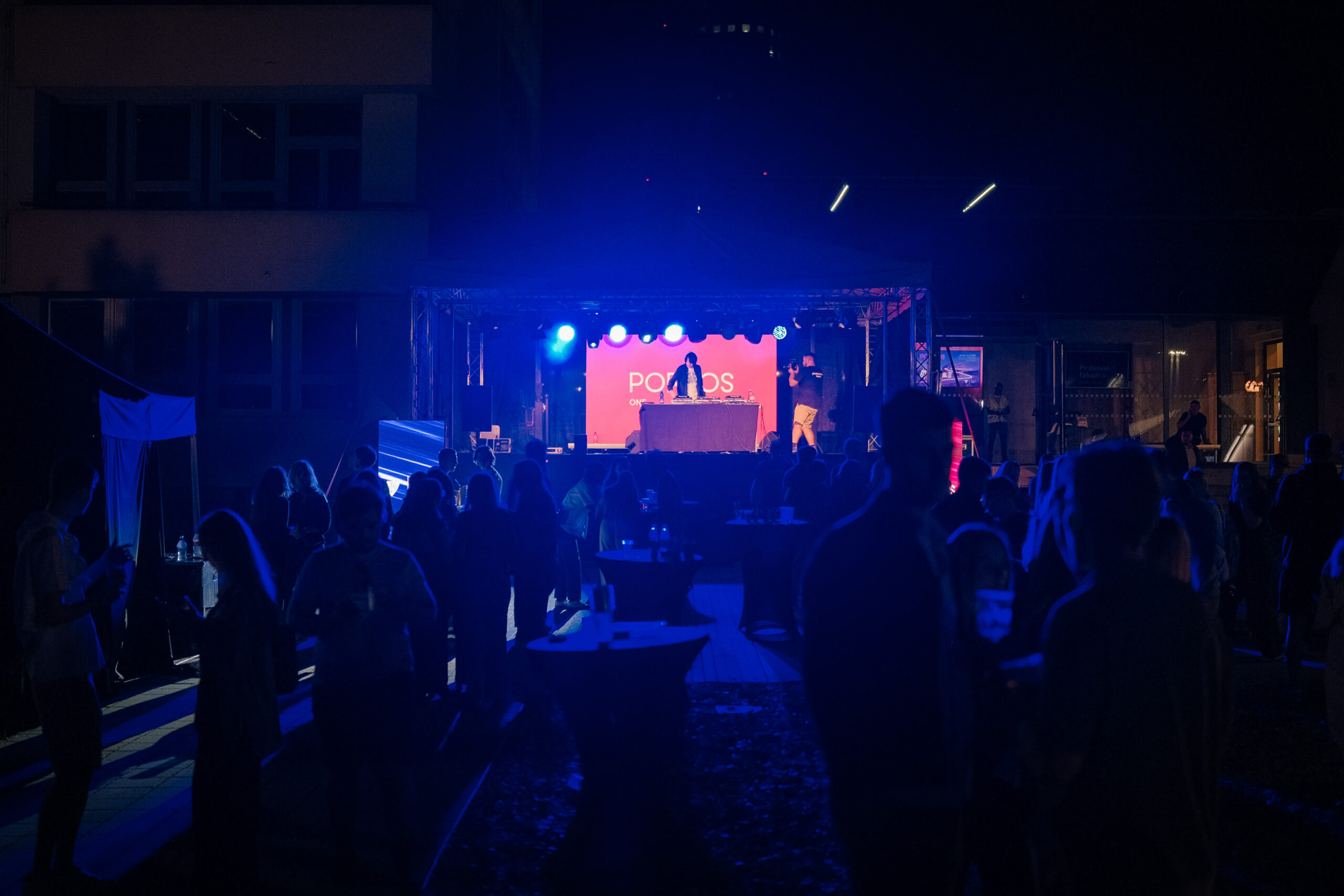 Třetí ročník Portos Open Air. Před zaplněným pódiem vystoupila Annet X
