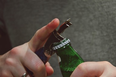 otevírá pivo
