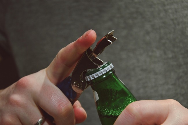 otevírá pivo
