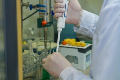 vědec v laboratoři