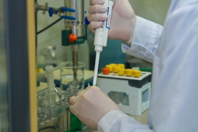 vědec v laboratoři