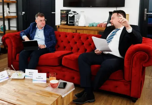 Palaščák a Hampl na gauči v debatě