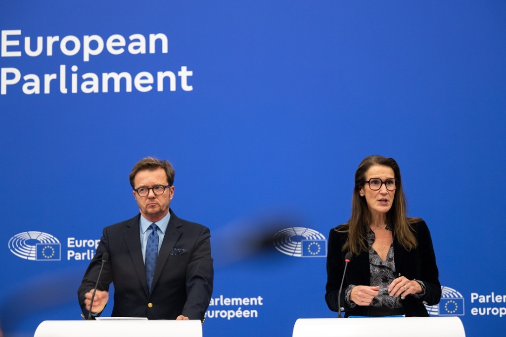 Evropští poslanci Michał Wawrykiewicz a Sophie Wilmèsová