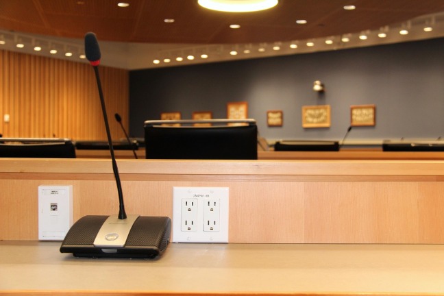 jednací síň a mikrofon