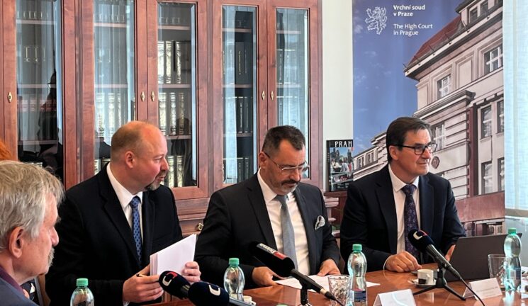 Místopředseda soudu Roman Horáček, předseda soudu Luboš Dörfl a ministr spravedlnosti Jeroným Tejc na tiskové konfrenci. Foto: Irena Válová