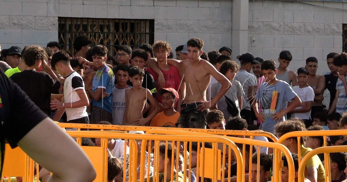 Migranti stojí před centrem pro migraci v Ceutě. Foto: Národní garda Ceuta