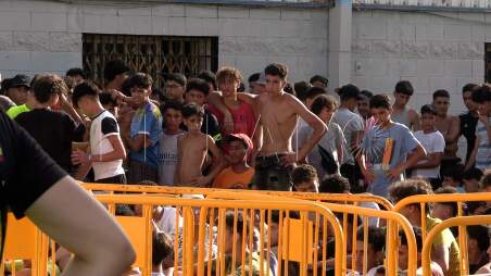 Migranti stojí před centrem pro migraci v Ceutě. Foto: Národní garda Ceuta