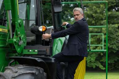 poslanec Pražák traktor