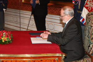 Podpis Jiřího Zemánka do funkce Ústavního soudce dne 20. ledna 2014. Foto: Mediafax 