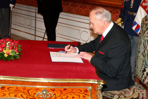 Jan Musil podepisuje své jmenování do funkce ústavního soudce. Foto: Mediafax