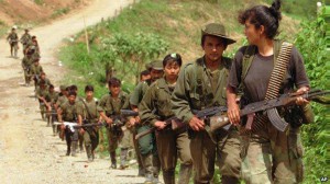 V řadách kolumbijské guerilly FACR bojovalo dobrovolně i nedobrovolně množství žen. Dnes hledají své děti. Foto: AP