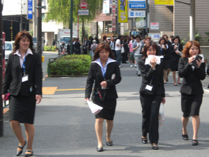 Japonské ženy by měly začít chodit domů včas. Organizovaně, jinak by to v Japonsku snad ani nešlo. Foto: Japan Business Guide