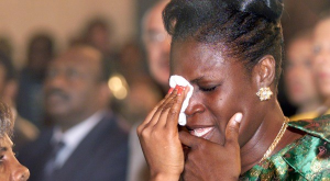 Simone Gbagbová (65), někdejší první dáma Pobřeží Slonoviny, pláče před soudem. Pro svoje oběti slitování neměla. Foto: Mali-web.org