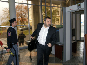 Bývalý senátor a starosta Chomutova Alexandr Novák v říjnu 2010 u Okresního soudu v Chomutově. Foto: archiv