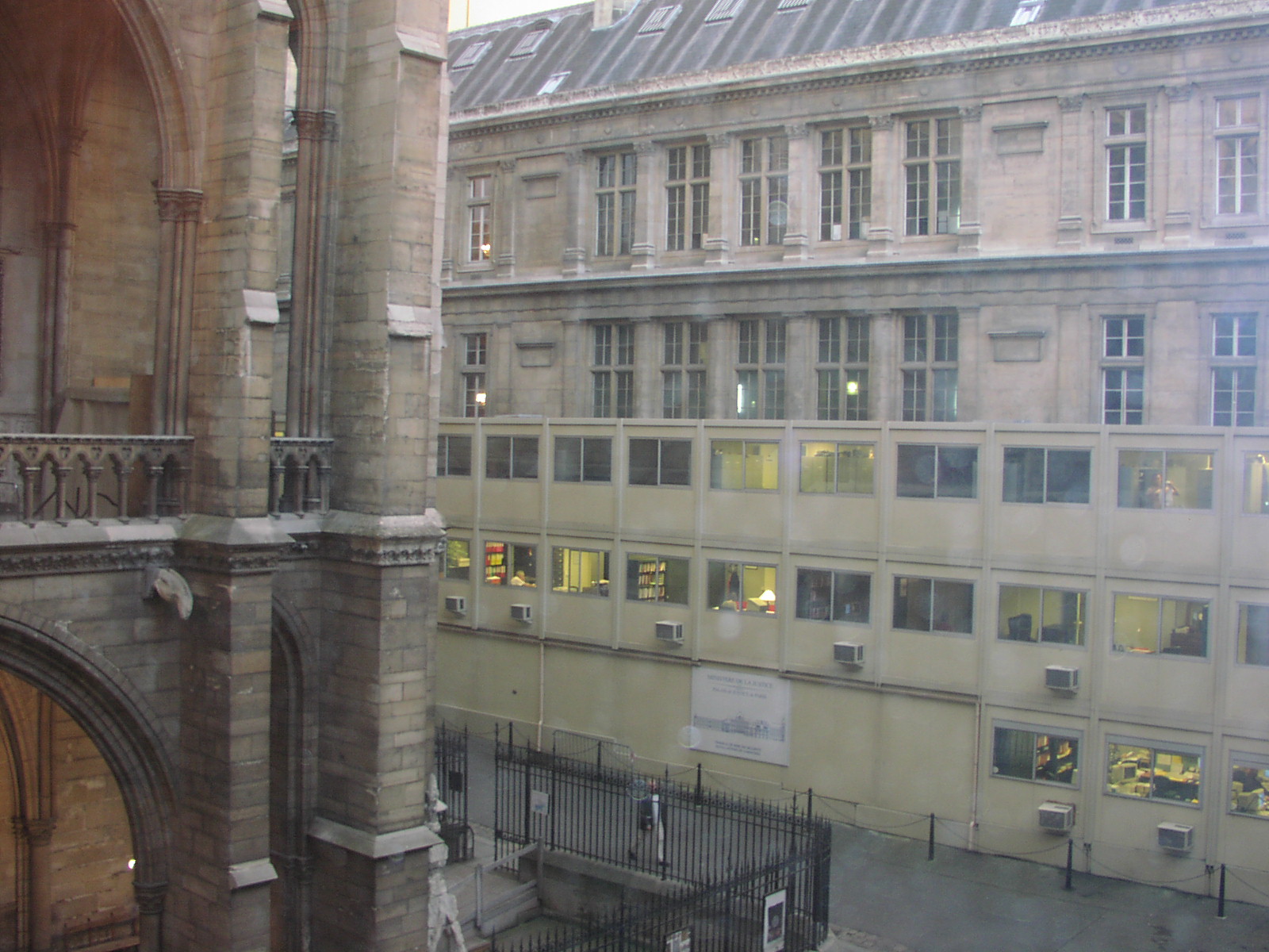 Takto unimobuňky využili na Odvolacím soudu v Paříži Foto: archiv